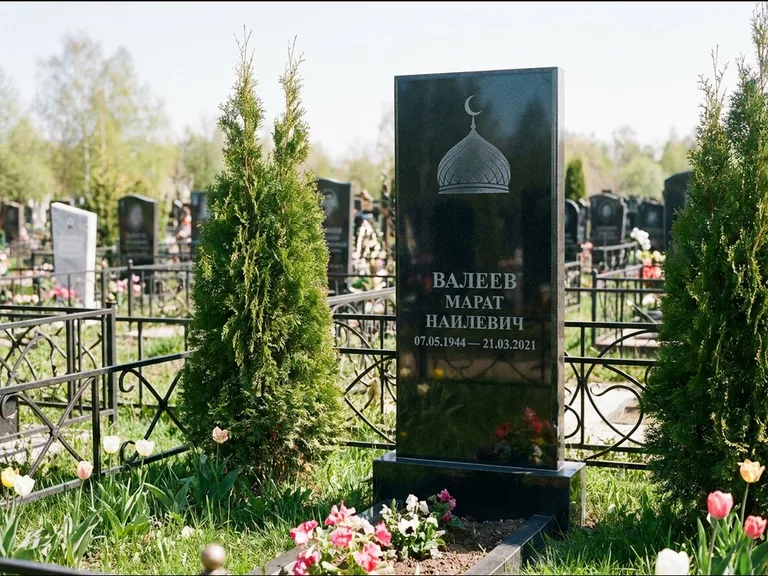 Мусульманский памятник с гравировкой мечети — купол с полумесяцем в верхней части, работа «Валеев» в Ижевске