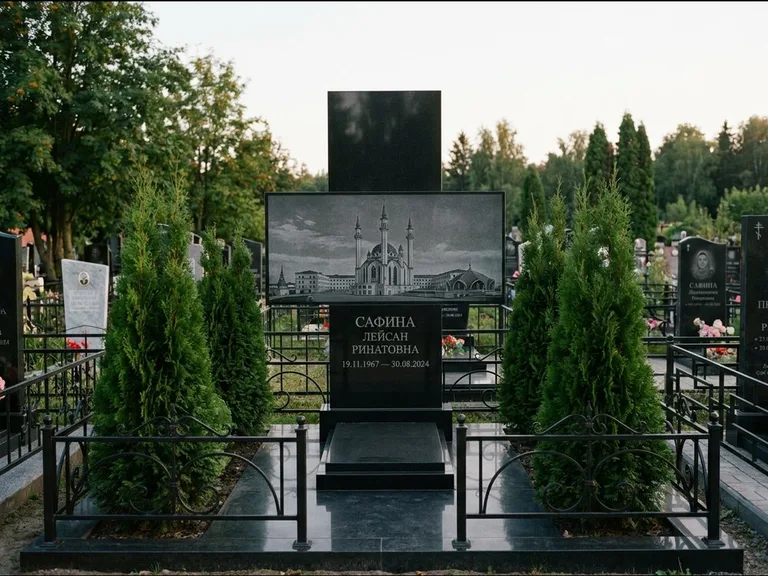 Мусульманский памятник с гравировкой мечети — панорама мечети во всю ширину стелы, работа «Сафина» в Ижевске