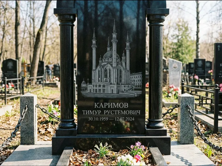 Мусульманский памятник с гравировкой мечети: стела с колоннами-минаретами по бокам — детализированная гравировка мечети Кул-Шариф, гранитные столбики с провисающей цепью, работа «Каримов» в Ижевске