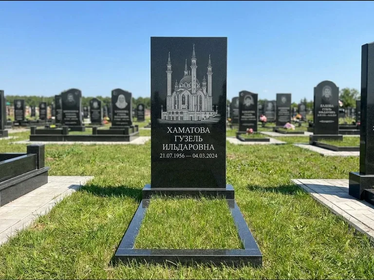 Мусульманский памятник с гравировкой мечети: небольшая скромная одиночная стела — золочёная гравировка мечети, аккуратный участок с газоном, работа «Нигматуллина» в Ижевске
