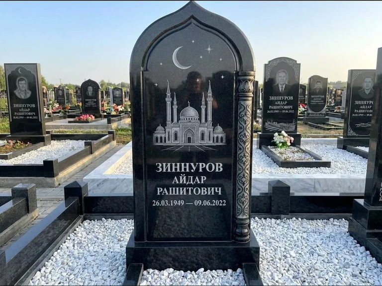 Мусульманский памятник с гравировкой мечети: стела с михраб-верхом и резной боковой колонной — детализированная гравировка мечети Кул-Шариф, белая мраморная крошка, работа «Ахметов» в Ижевске
