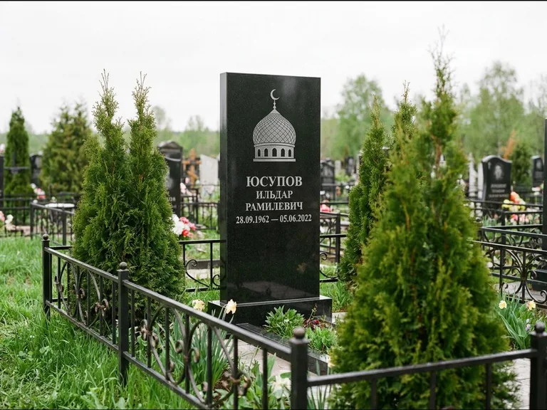 Мусульманский памятник с гравировкой мечети — купол с полумесяцем в верхней части, работа «Юсупов» в Ижевске