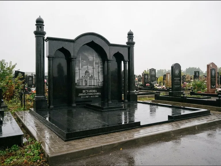 Мусульманский памятник с гравировкой мечети: семейный мемориал с колоннами-минаретами и аркой — золочёная гравировка мечети, большая мощёная площадка, работа «Абдуллаева» в Ижевске