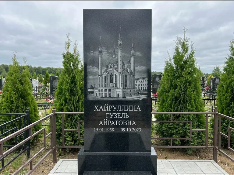 Мусульманский памятник с гравировкой мечети — панорама мечети во всю ширину стелы, работа «Хайруллина» в Ижевске