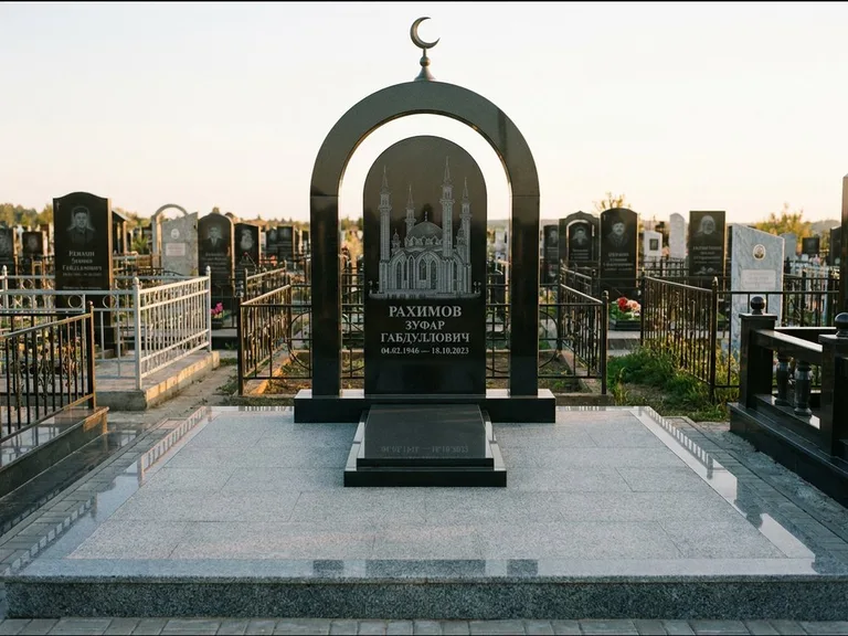 Мусульманский памятник с гравировкой мечети: монументальная стела-арка с полумесяцем на вершине — детализированная гравировка мечети Кул-Шариф, мощёная гранитная площадка с бордюром, работа «Юсупов» в Ижевске