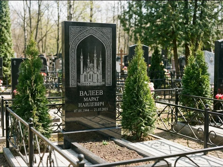 Мусульманский памятник с гравировкой мечети — мечеть в восточной арке с орнаментом, работа «Валеев» в Ижевске