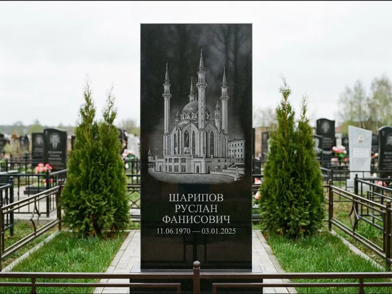 Мусульманский памятник с гравировкой мечети — мечеть Кул-Шариф на обороте стелы, работа «Шарипов» в Ижевске