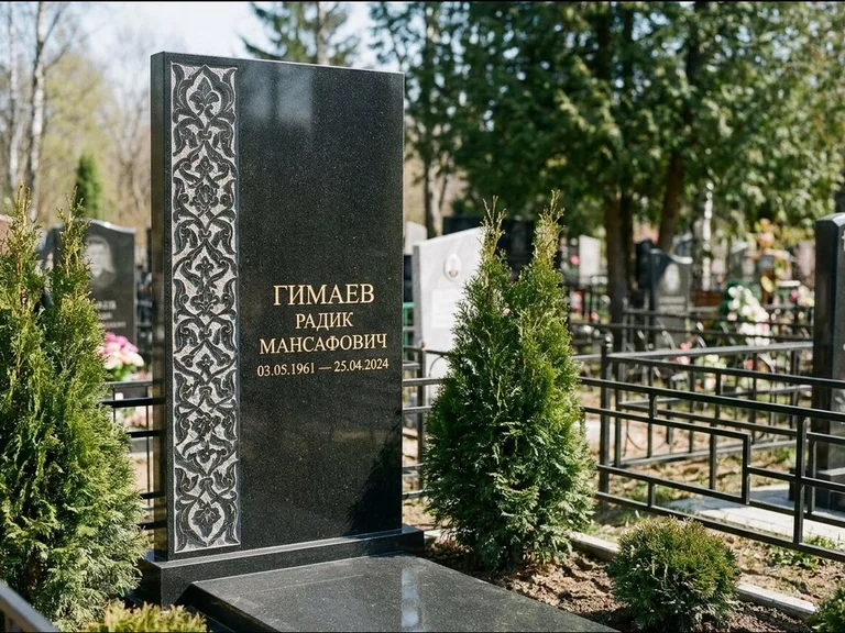 Мусульманский памятник — колонна ислими по краю стелы, работа «Гимаев» в Ижевске