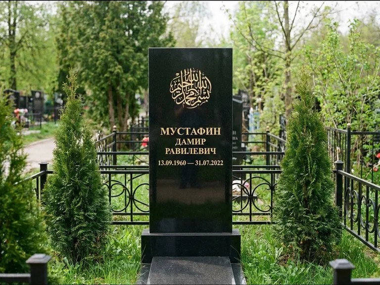 Мусульманский памятник — шахада в верхней части стелы, работа «Мустафин» в Ижевске
