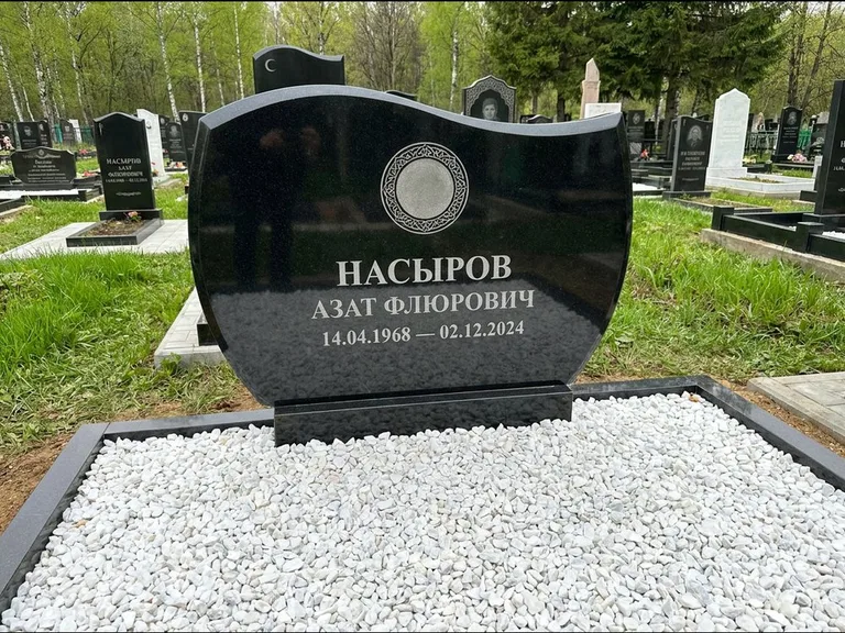 Мусульманский памятник: стела с волнообразным скошенным верхом — гравировка мечети под полумесяцем и звёздами, белая мраморная крошка с бордюром, работа «Насыров» в Ижевске