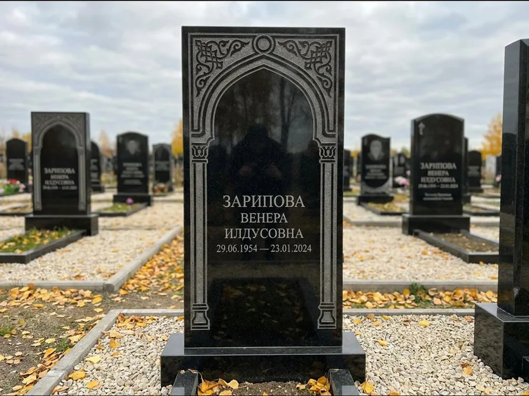 Мусульманский памятник: фигурная стела с михраб-нишей — гравировка мечети в михраб-арке с орнаментом, светлая гравийная отсыпка, работа «Зарипова» в Ижевске