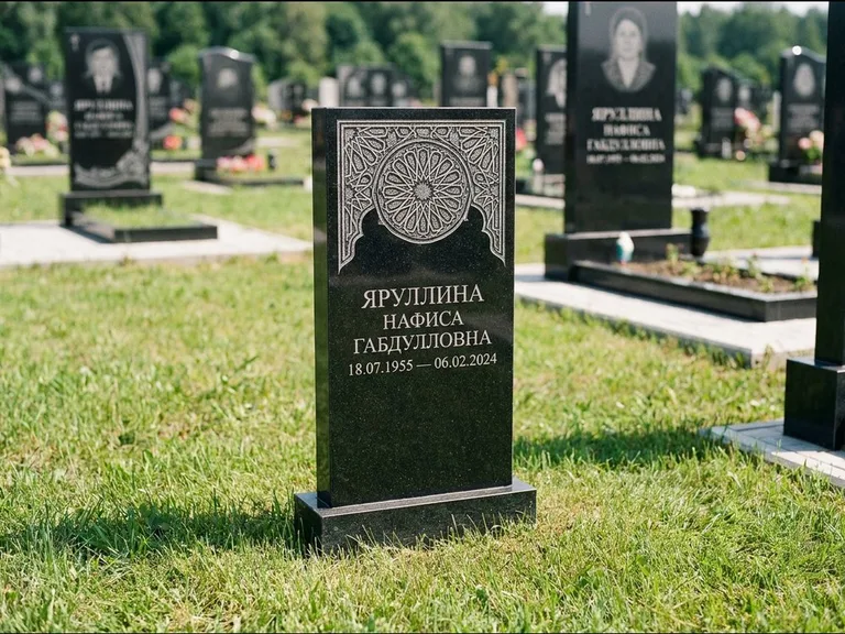 Мусульманский памятник: небольшая скромная невысокая стела — золочёная гравировка мечети, аккуратный участок с газоном, работа «Фахрутдинова» в Ижевске