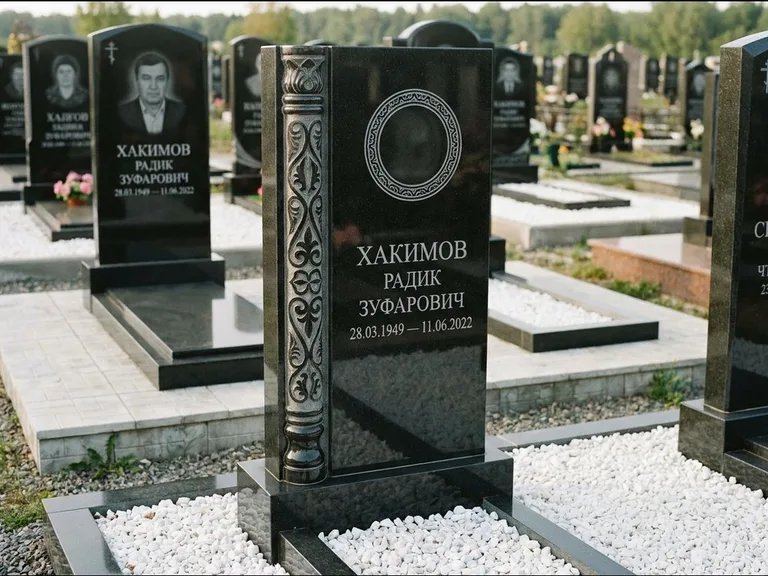 Мусульманский памятник: стела с боковой резной орнаментальной колонной — детализированная гравировка мечети Кул-Шариф, белая мраморная крошка, работа «Хабибуллин» в Ижевске