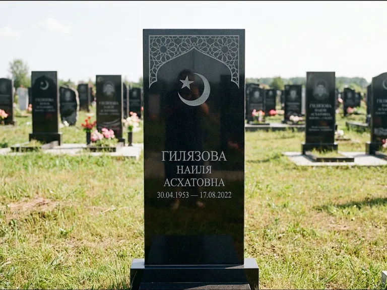 Мусульманский памятник: узкая вертикальная стела-пилон с полумесяцем — гравировка мечети в михраб-арке с орнаментом, открытая лужайка без ограды, работа «Ибрагимова» в Ижевске