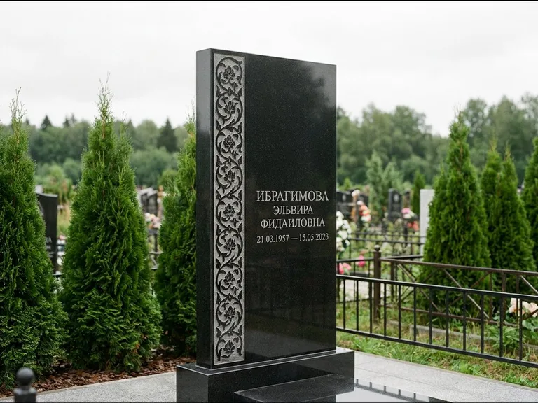 Мусульманский памятник — колонна ислими по краю стелы, работа «Ибрагимова» в Ижевске