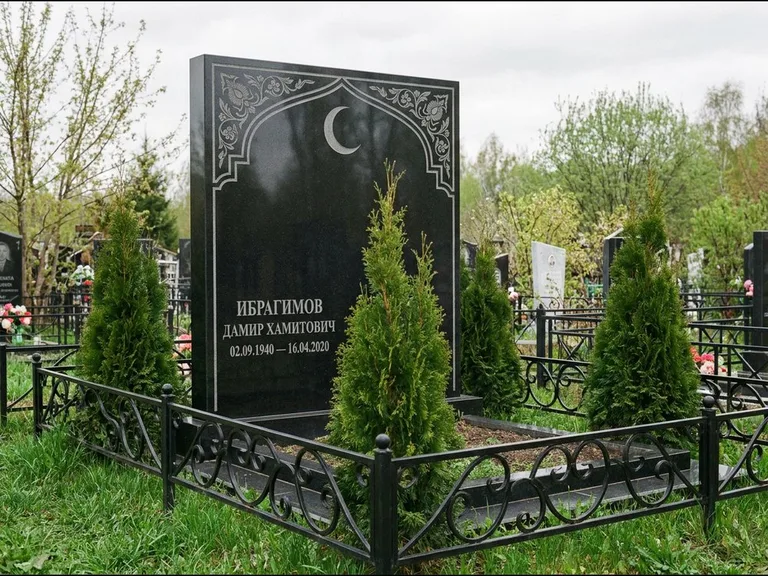 Памятник с гравировкой полумесяца — гравировка полумесяца в восточной арке с орнаментом, работа «Ибрагимов» в Ижевске
