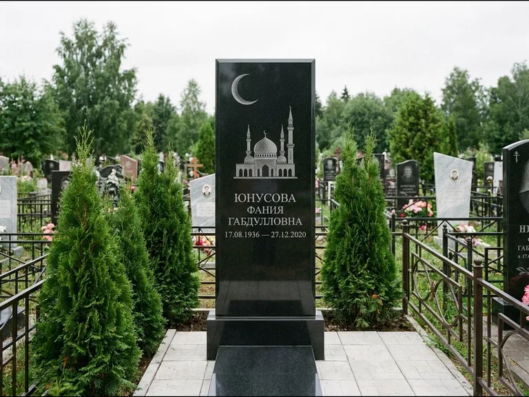 Памятник с гравировкой полумесяца — гравировка полумесяца над силуэтом мечети, работа «Юнусова» в Ижевске