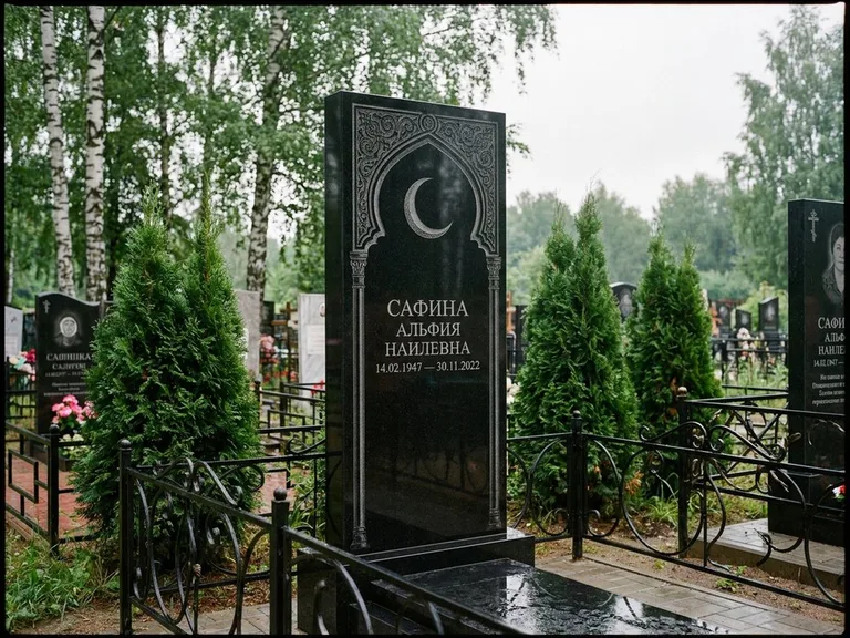 Памятник с гравировкой полумесяца — гравировка полумесяца в восточной арке с орнаментом, работа «Сафина» в Ижевске