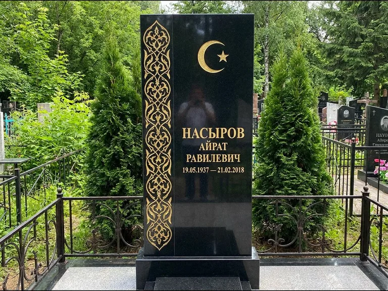 Памятник с гравировкой полумесяца — золочёный полумесяц и колонна растительного орнамента-ислими, работа «Насыров» в Ижевске