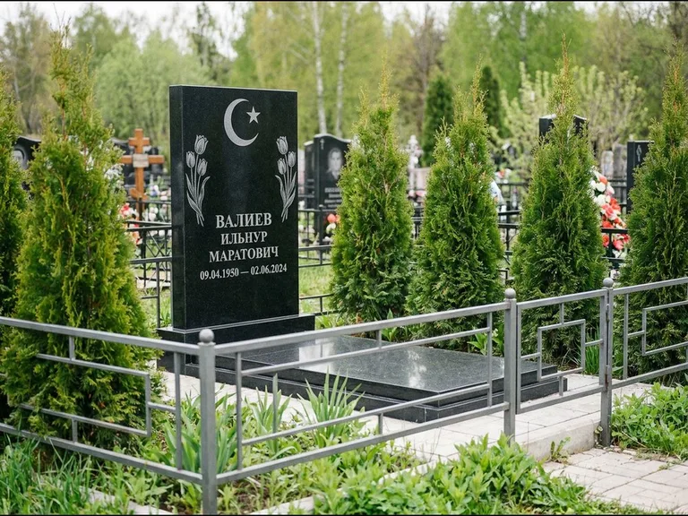 Памятник с гравировкой полумесяца — гравировка полумесяца со звездой и тюльпанами по бокам, работа «Валиев» в Ижевске
