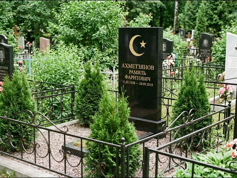Памятник с гравировкой полумесяца — золочёная гравировка полумесяца со звездой в верхней части с, работа «Ахметзянов» в Ижевске