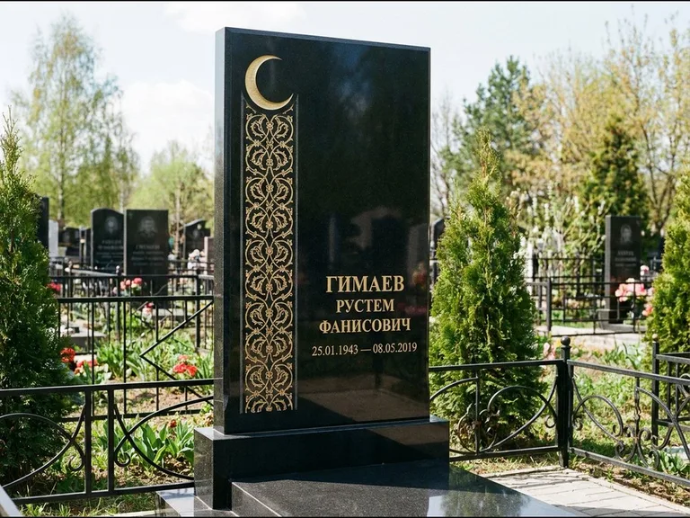 Памятник с гравировкой полумесяца — золочёный полумесяц и колонна растительного орнамента-ислими, работа «Гимаев» в Ижевске