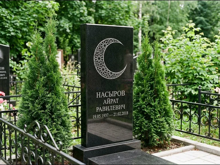 Памятник с гравировкой полумесяца — гравировка полумесяца в геометрическом орнаменте-гирихе, работа «Насыров» в Ижевске
