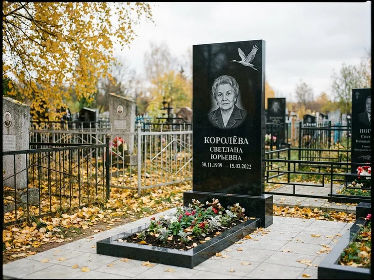 Памятник с гравировкой журавлей — белая гравировка клина журавлей, уходящего в верхний угол ст, работа «Королёва» в Ижевске