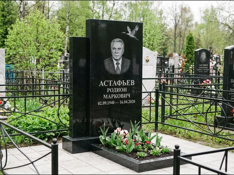 Памятник с гравировкой журавлей — гравировка одиночного летящего журавля над портретом, работа «Астафьев» в Ижевске