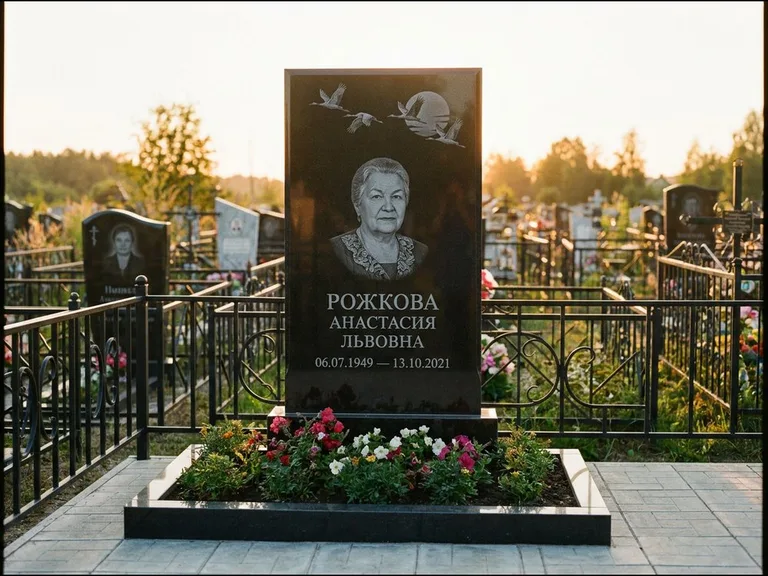 Памятник с гравировкой журавлей — гравировка клина журавлей на фоне солнечного диска, работа «Рожкова» в Ижевске