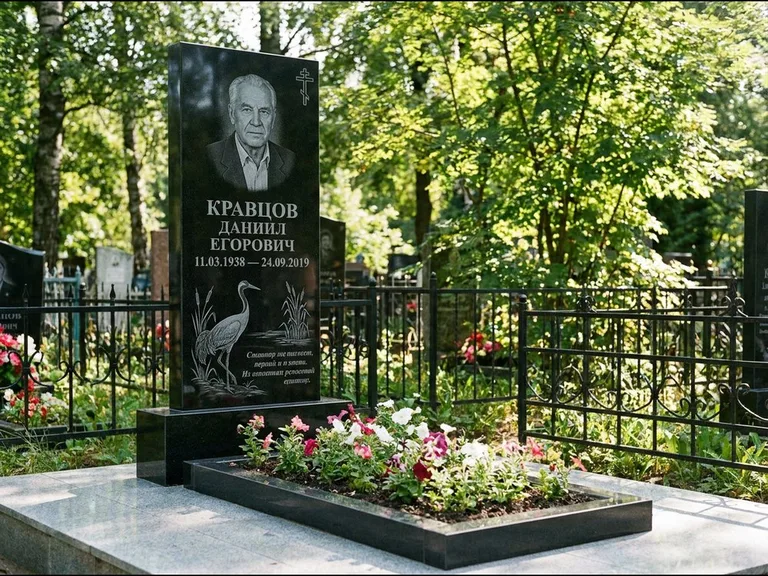 Памятник с гравировкой журавлей — гравировка журавля у камышей рядом с эпитафией, работа «Кравцов» в Ижевске