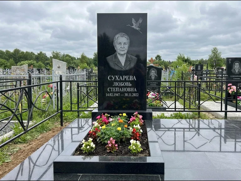 Памятник с гравировкой журавлей — гравировка одиночного летящего журавля над портретом, работа «Сухарева» в Ижевске