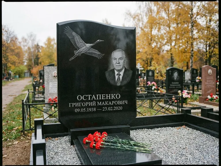 Памятник с гравировкой журавлей — гравировка журавлей, работа «Остапенко» в Ижевске