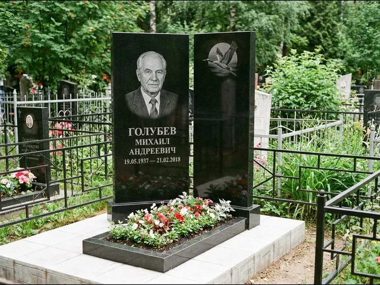 Памятник с гравировкой журавлей — гравировка клина журавлей на фоне солнечного диска, работа «Голубев» в Ижевске
