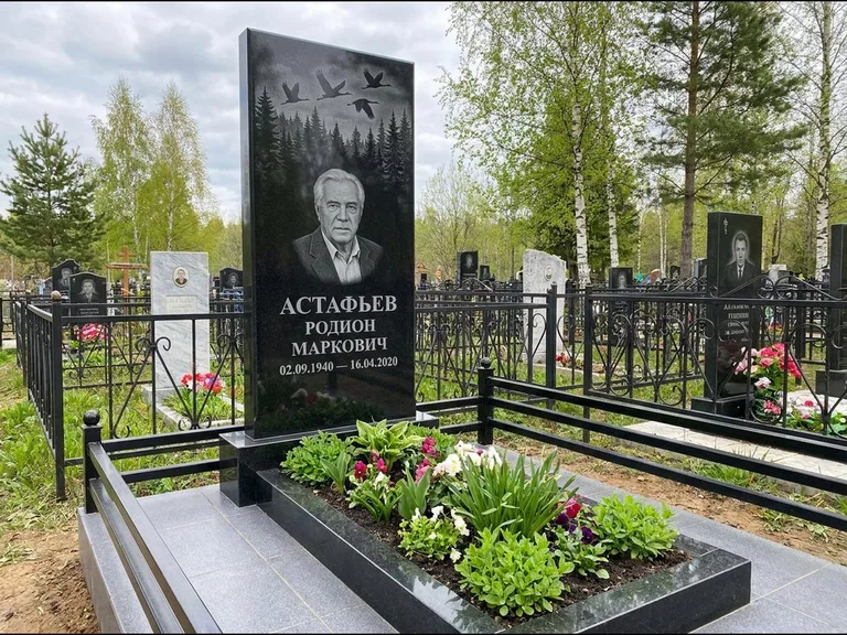 Памятник с гравировкой журавлей — гравировка силуэтов журавлей над еловым лесом, работа «Астафьев» в Ижевске