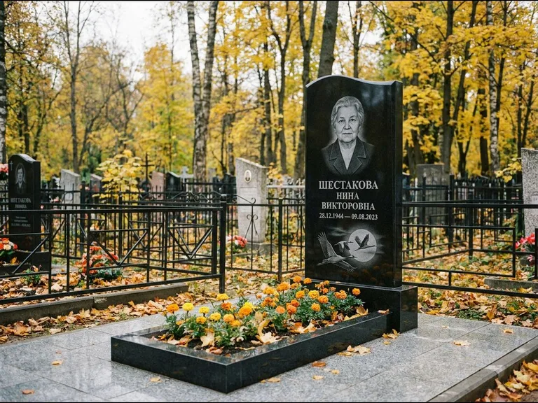 Памятник с гравировкой журавлей — гравировка клина журавлей на фоне солнечного диска, работа «Шестакова» в Ижевске