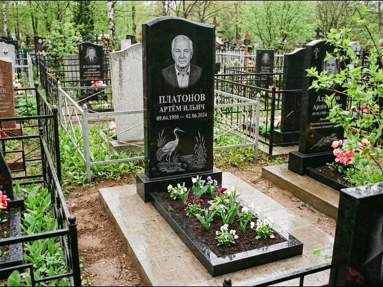 Памятник с гравировкой журавлей — гравировка журавля у камышей рядом с эпитафией, работа «Платонов» в Ижевске