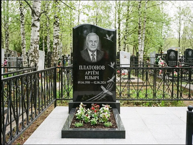 Памятник с гравировкой журавлей — гравировка трёх журавлей по диагонали через свободное поле с, работа «Платонов» в Ижевске