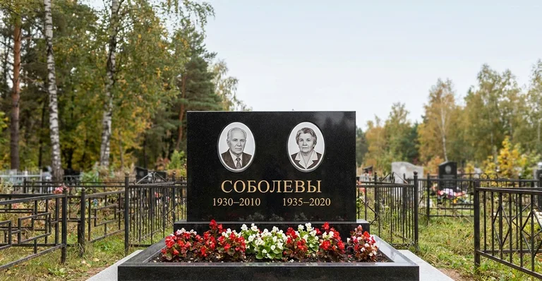 Мраморный памятник, Памятники мастерской «Мастер Каменев» на кладбищах Белгорода