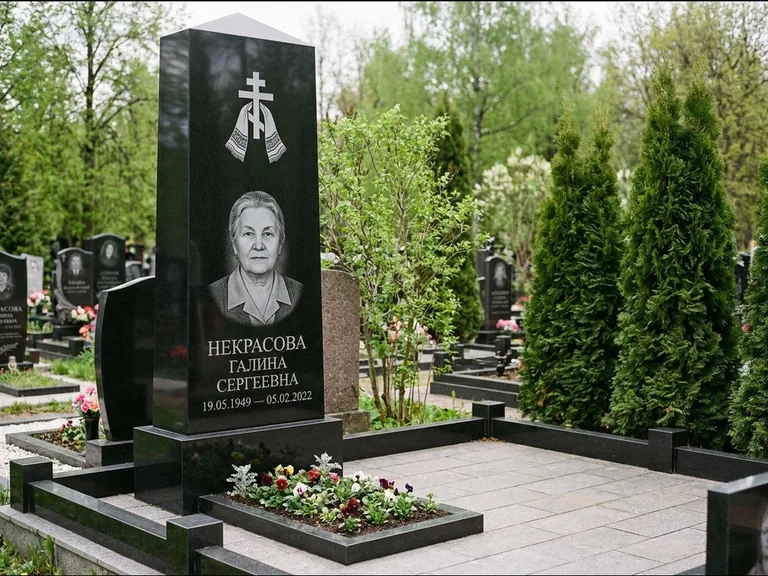 Памятник из чёрного гранита — стела-пилон с ажурным резным крестом, работа «Ерофеева» в Ижевске