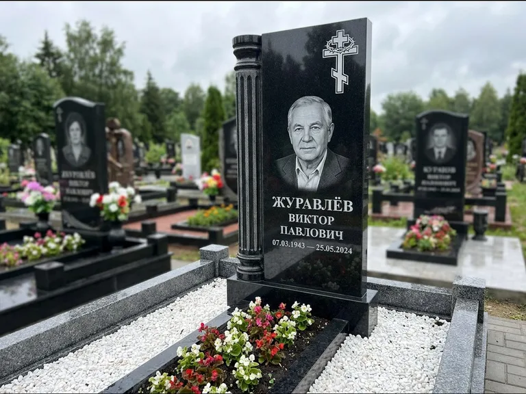 Памятник из чёрного гранита — семейный мемориал из двух стел с крестом с рушником, работа «Гущин» в Ижевске