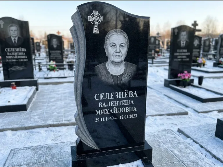 Памятник из чёрного гранита — восьмигранный обелиск с кельтским крестом, работа «Некрасова» в Ижевске