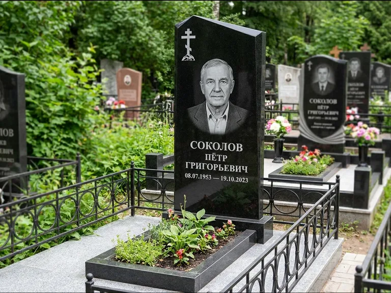 Памятник из чёрного гранита — полукруглая стела с крестом на Голгофе, работа «Журавлёв» в Ижевске