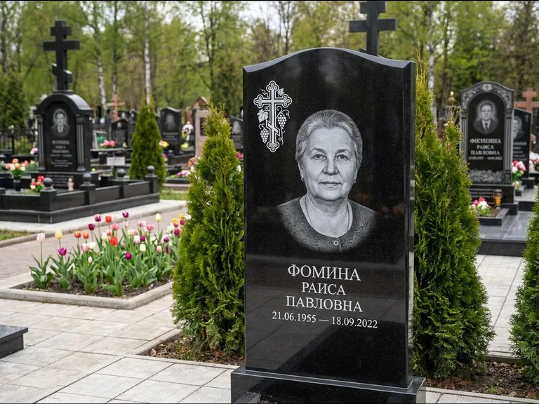 Памятник из чёрного гранита — двухцветная стела с крестом с распятием, работа «Одинцова» в Ижевске