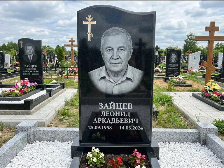 Памятник из чёрного гранита — горизонтальная семейная стела с аркой с процветшим крестом с виноградной лозой, работа «Верещагин» в Ижевске