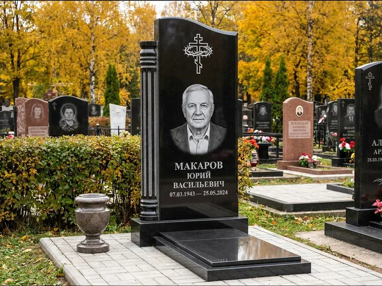 Памятник из чёрного гранита — асимметричная стела с крестом с рушником, работа «Панкратов» в Ижевске