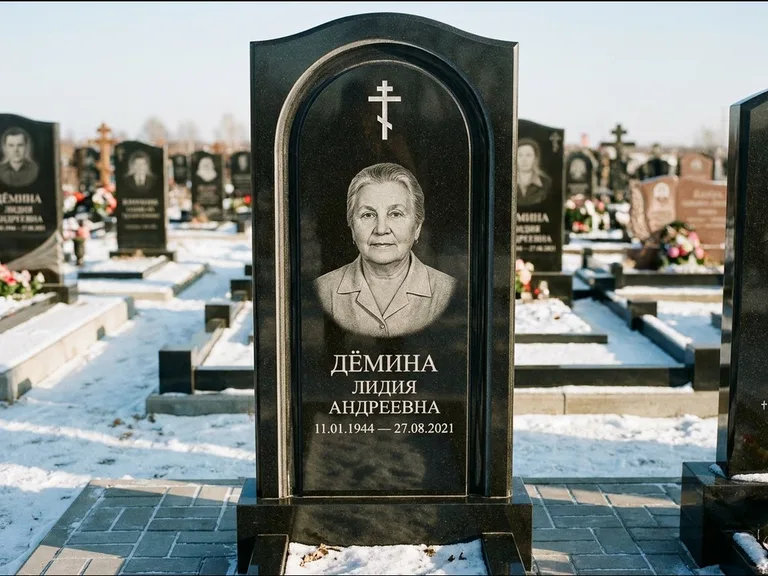 Памятник из чёрного гранита — стела-триптих с крестом с терновым венцом, работа «Ерофеева» в Ижевске