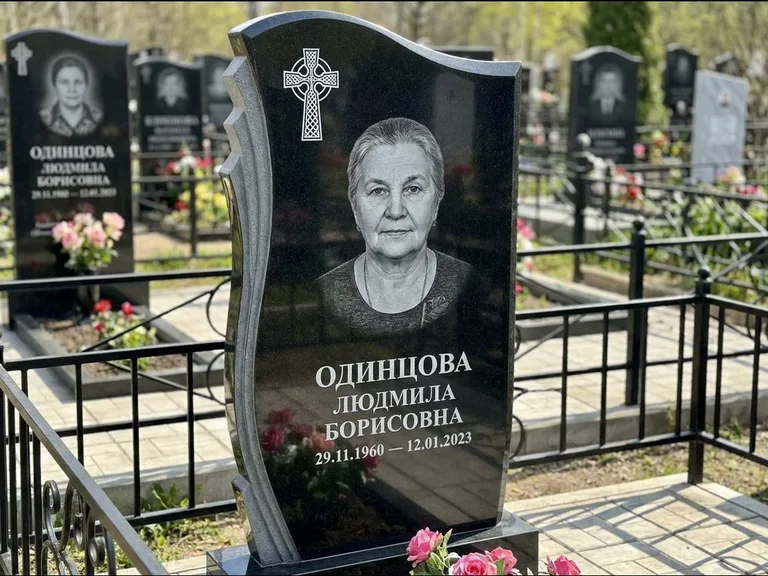 Памятник из чёрного гранита — стела с портретным овалом с кельтским крестом, работа «Савельева» в Ижевске