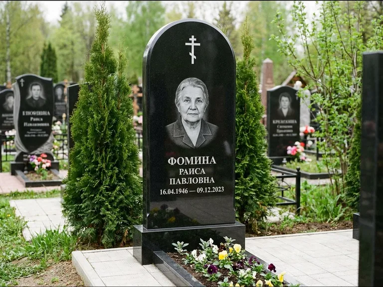 Памятник из чёрного гранита — вертикальная стела с латинским крестом, работа «Некрасова» в Ижевске