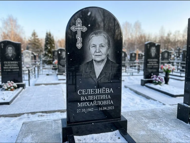 Памятник из чёрного гранита — массивная стела с крестом в лучах с крестом в лучах, работа «Одинцова» в Ижевске